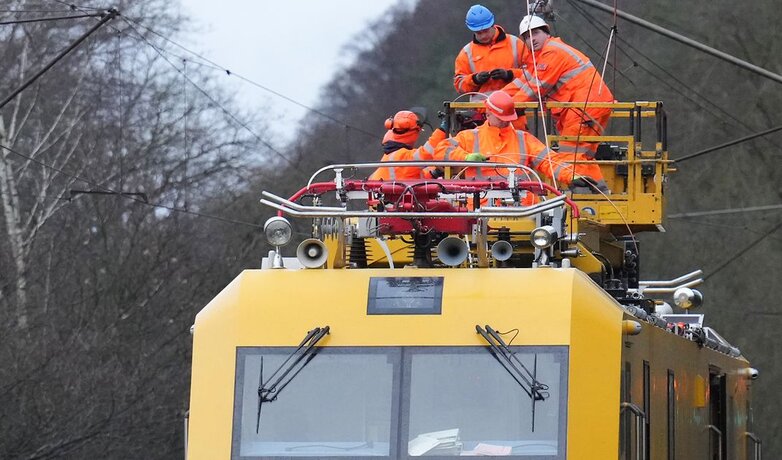 Bauarbeiten zur Elektrifizierung einer Bahnstrecke | © Deutsche Bahn AG / Oliver Lang