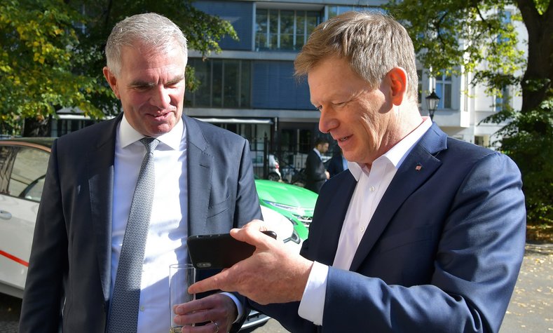 Lufthansa-Vorstandsvorsitzender Carsten Spohr und Deutsche Bahn-Vorstandsvorsitzender Dr. Richard Lutz beim DB-Umweltforum 2021